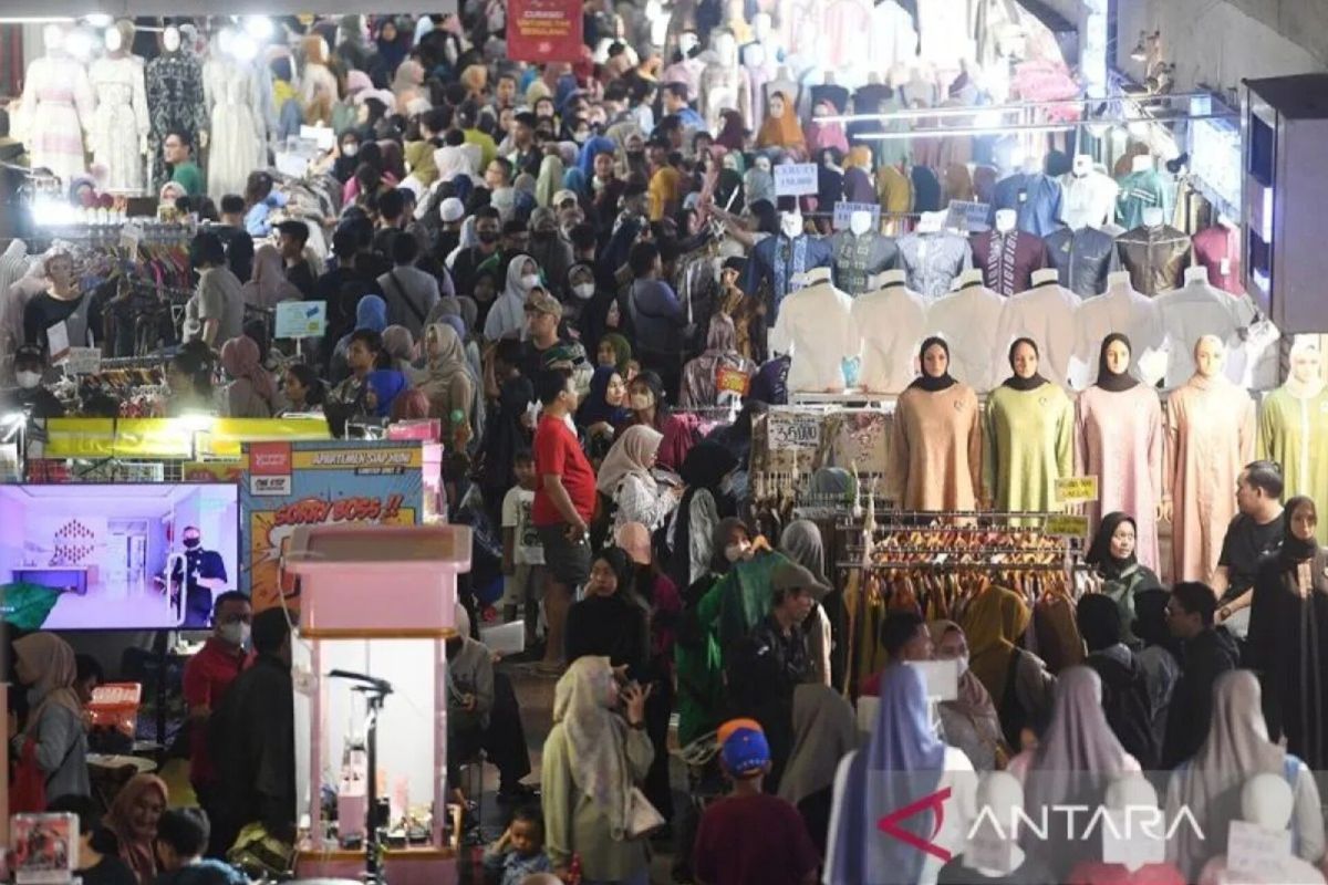 54 Ribu Orang Kunjungi Pasar Tanah Abang Blok B Jelang Lebaran - ANTARA ...