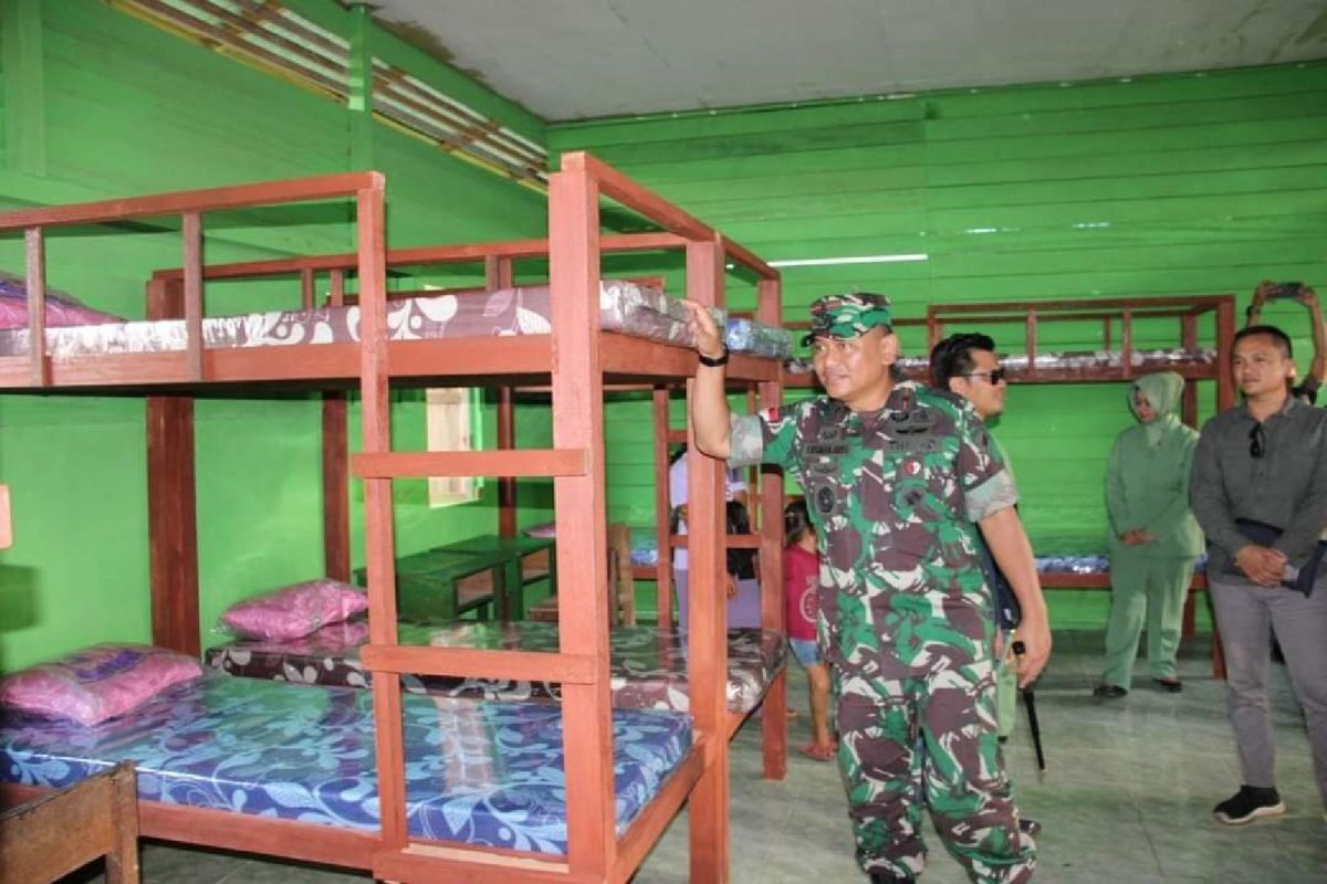 TNI bangun asrama rumah singgah dan renovasi gedung sekolah di batas RI-Malaysia
