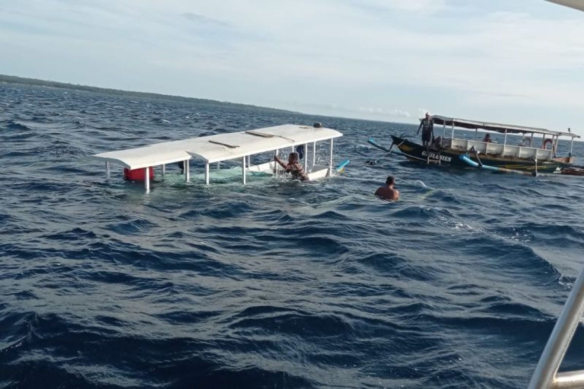 Ombak besar, perahu lima pemancing ditemukan terdampar di Gili Petagan Lombok Timur