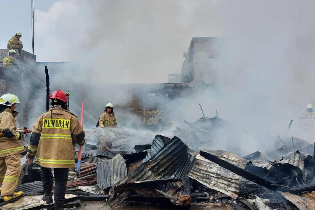 Gulkarmat kerahkan 12 unit pemadam atasi kebakaran rumah di Koja