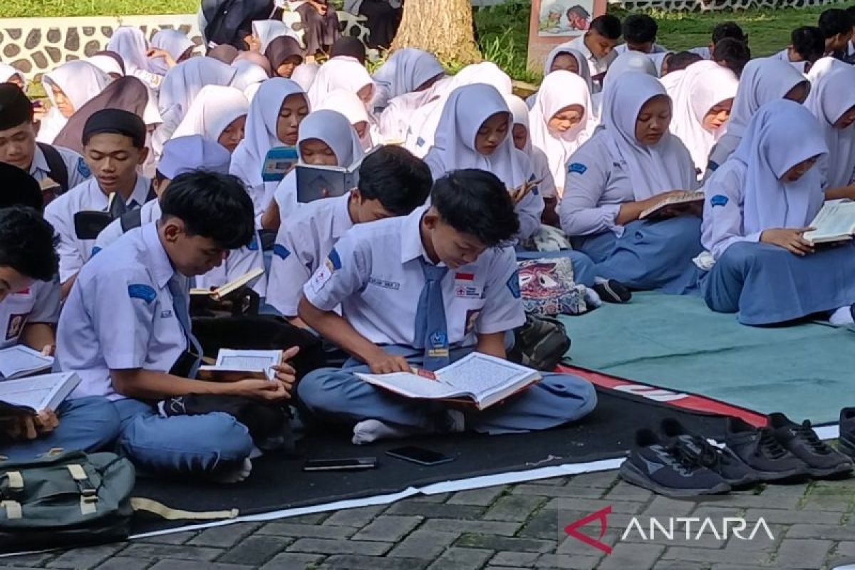 700 anak membaca Al Quran  di halaman Dinpusip Temanggung