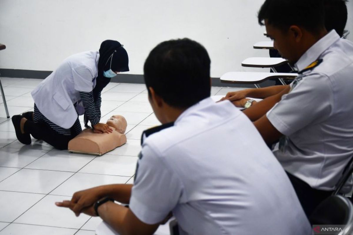 Pelatihan BHD petugas KAI di Madiun