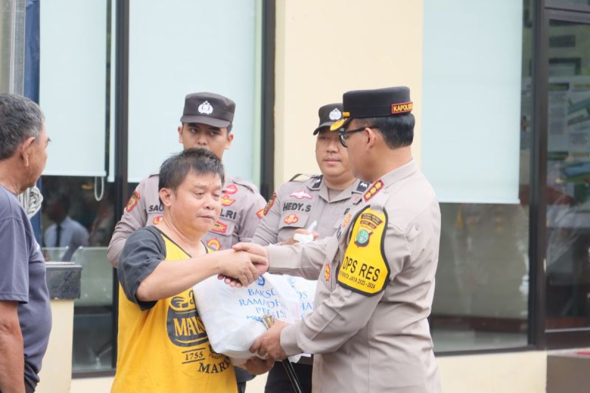 Polres Jakut salurkan ratusan paket sembako bagi lansia dan anak yatim