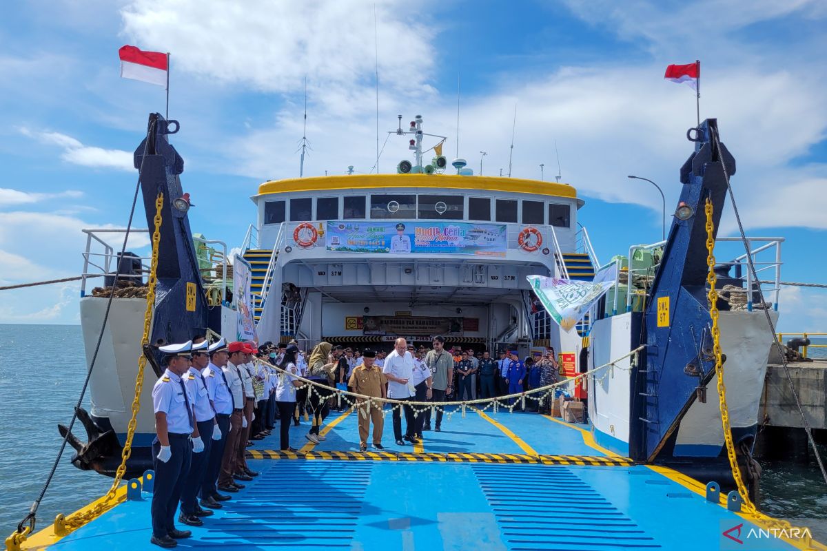 Sekdaprov Jatim berangkatkan kapal feri mudik gratis Situbondo-Madura