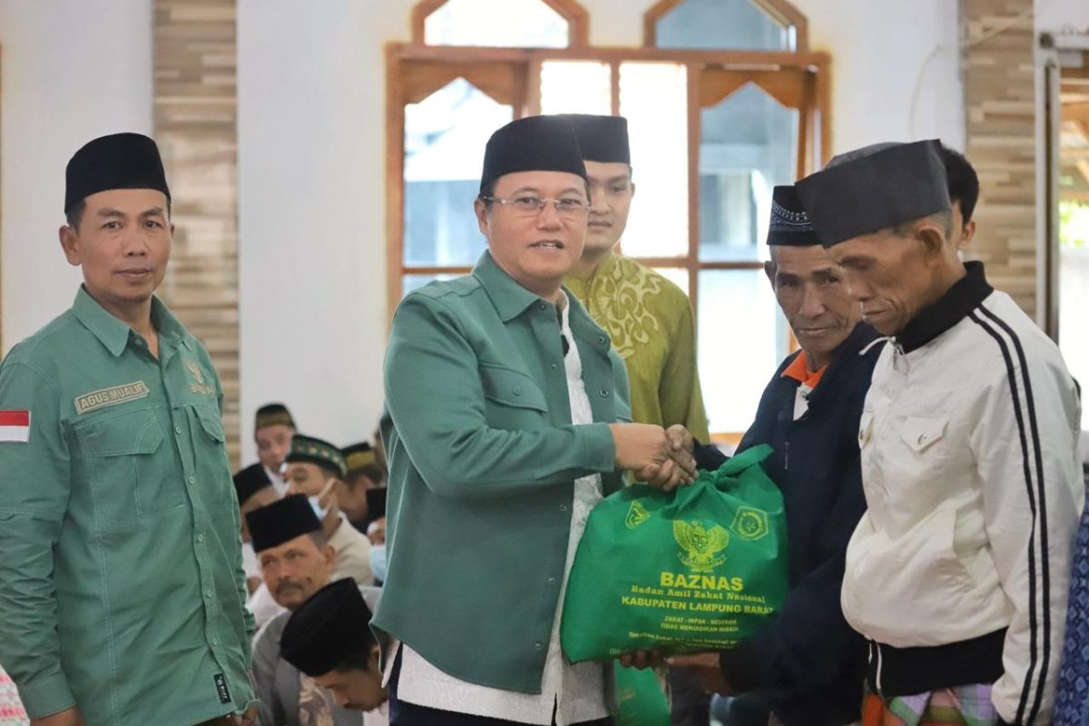 Safari Ramadhan, Pj Bupati Lampung Barat serahkan 70 paket sembako kepada warga