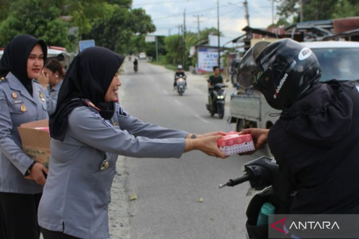 Takjil buatan Napi di LPP Palu dibagikan ke masyarakat