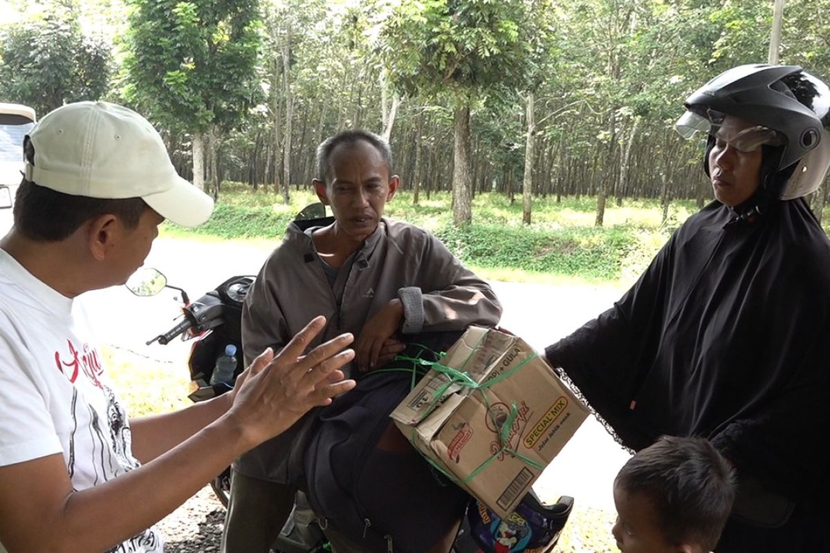 Tukang kredit baju nekat mudik pakai motor bersama istri dan dua anaknya