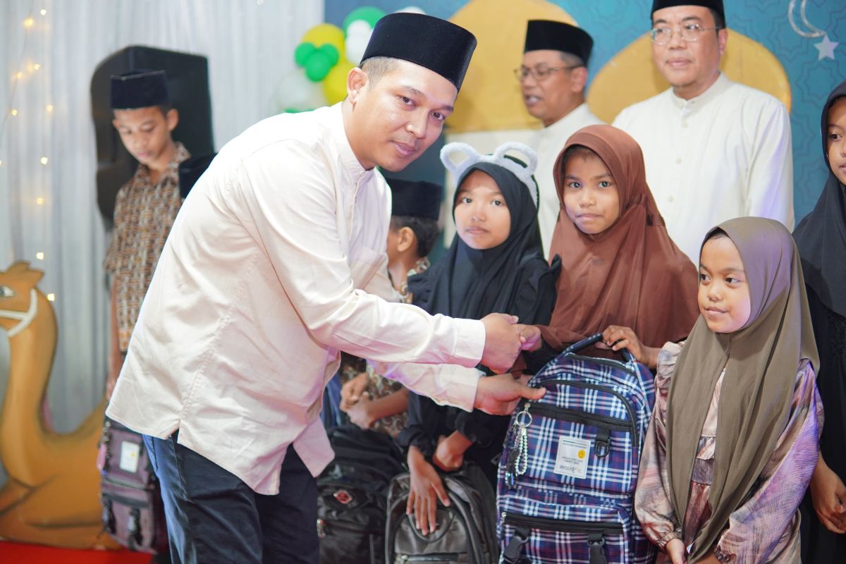 Pegawai PLN berbagi kebahagiaan Ramadan di panti asuhan 