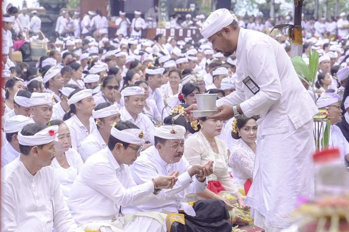 Pemkab Badung sediakan bus bagi umat Hindu untuk transportasi ke pura