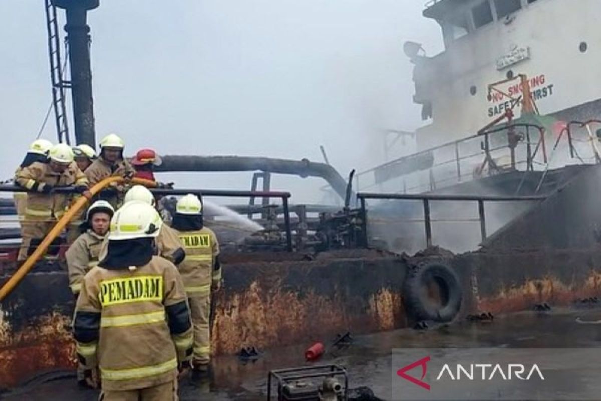 Kapal BBM terbakar di Pelabuhan Marunda