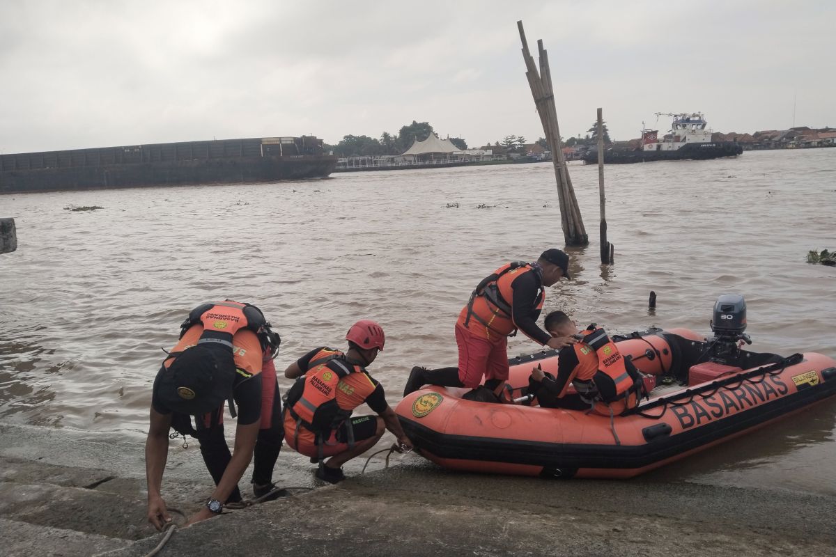 Basarnas sisir Sungai Musi cari korban ledakan kapal jukung