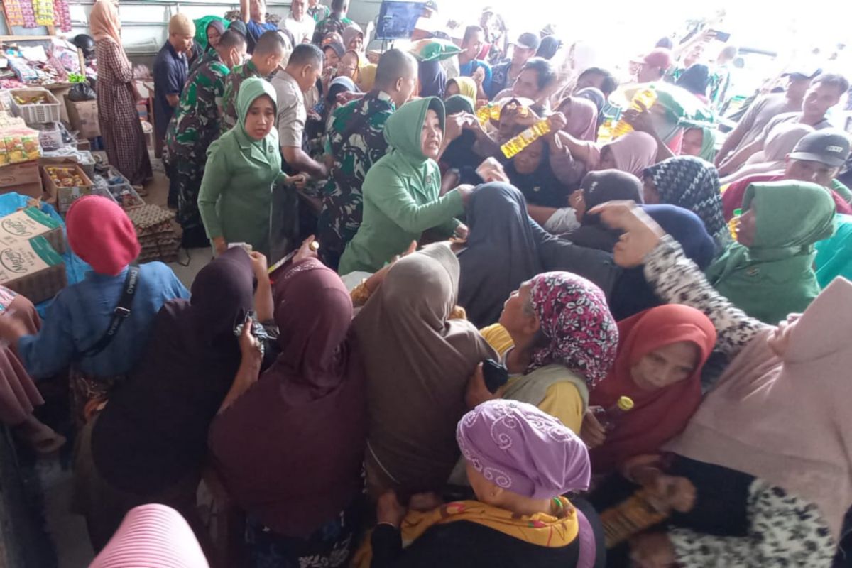 TNI menggelar pasar murah di Pasar Renteng Lombok Tengah