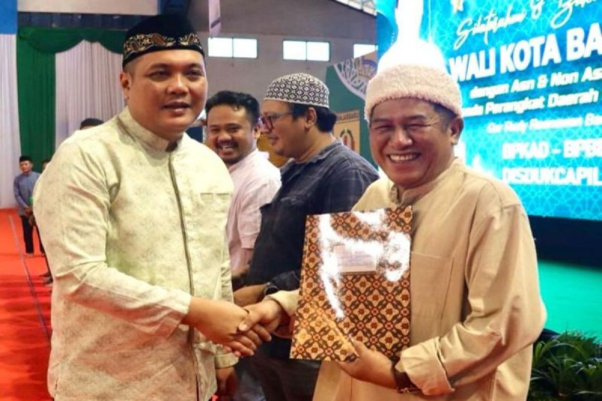 Wali Kota Banjarbaru serahkan 2.500 paket tali asih kepada masyarakat