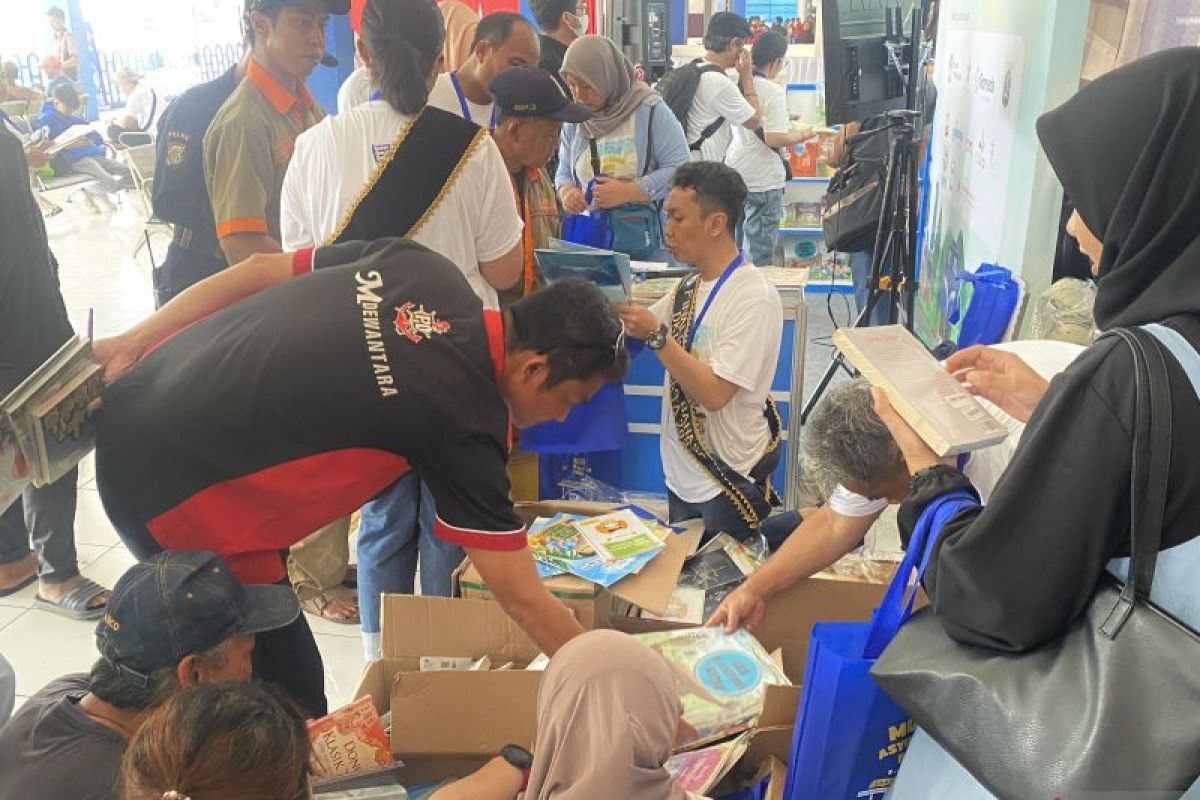 Kemendikbud bagi buku gratis ke pemudik di Terminal Kampung Rambutan