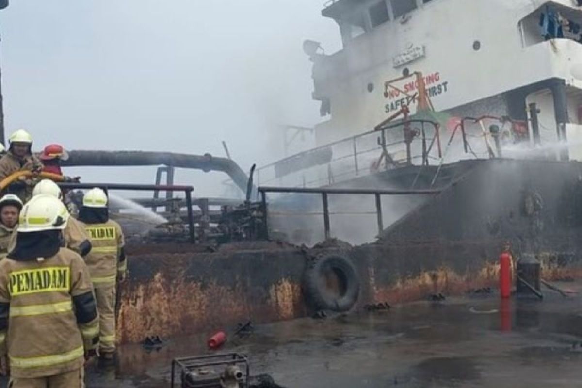 Sebuah kapal pengangkut BBM terbakar di Pelabuhan Marunda