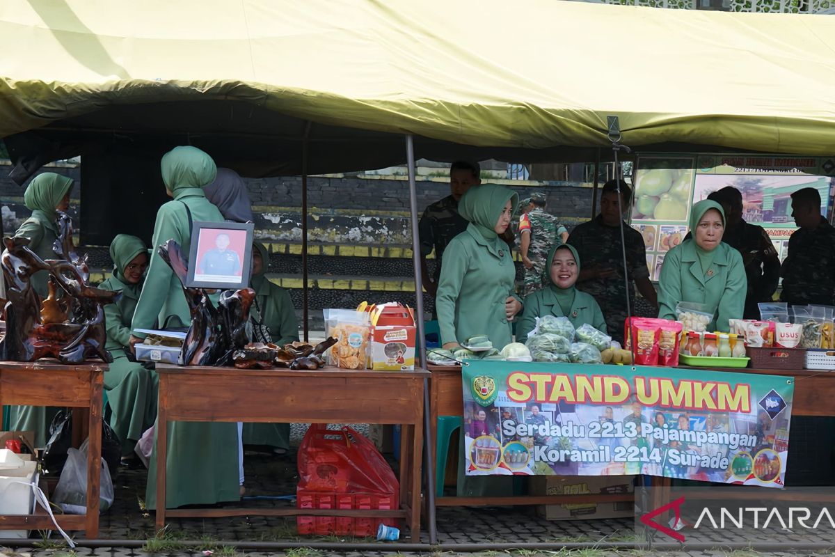 Mendekati lebaran TNI AD menggelar bazar murah kebutuhan pokok