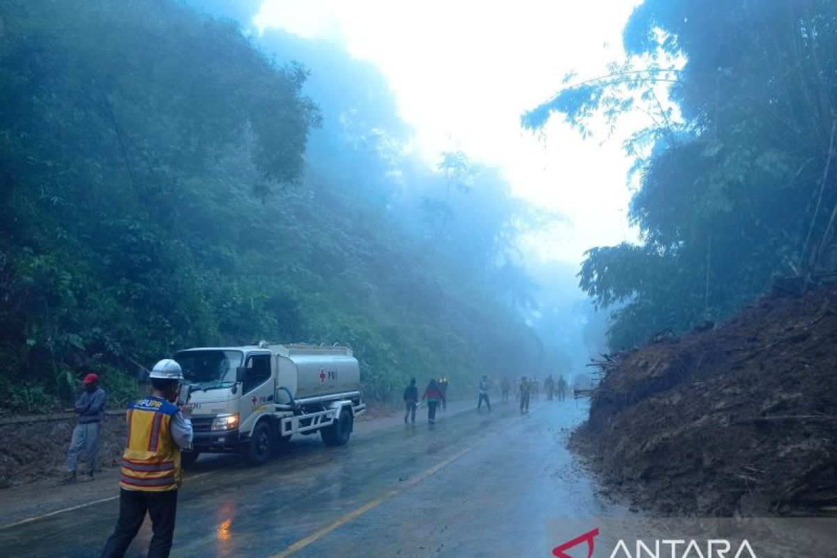 PMI bantu normalisasi jalur penghubung Sukabumi-Bogor yang tertutup longsor