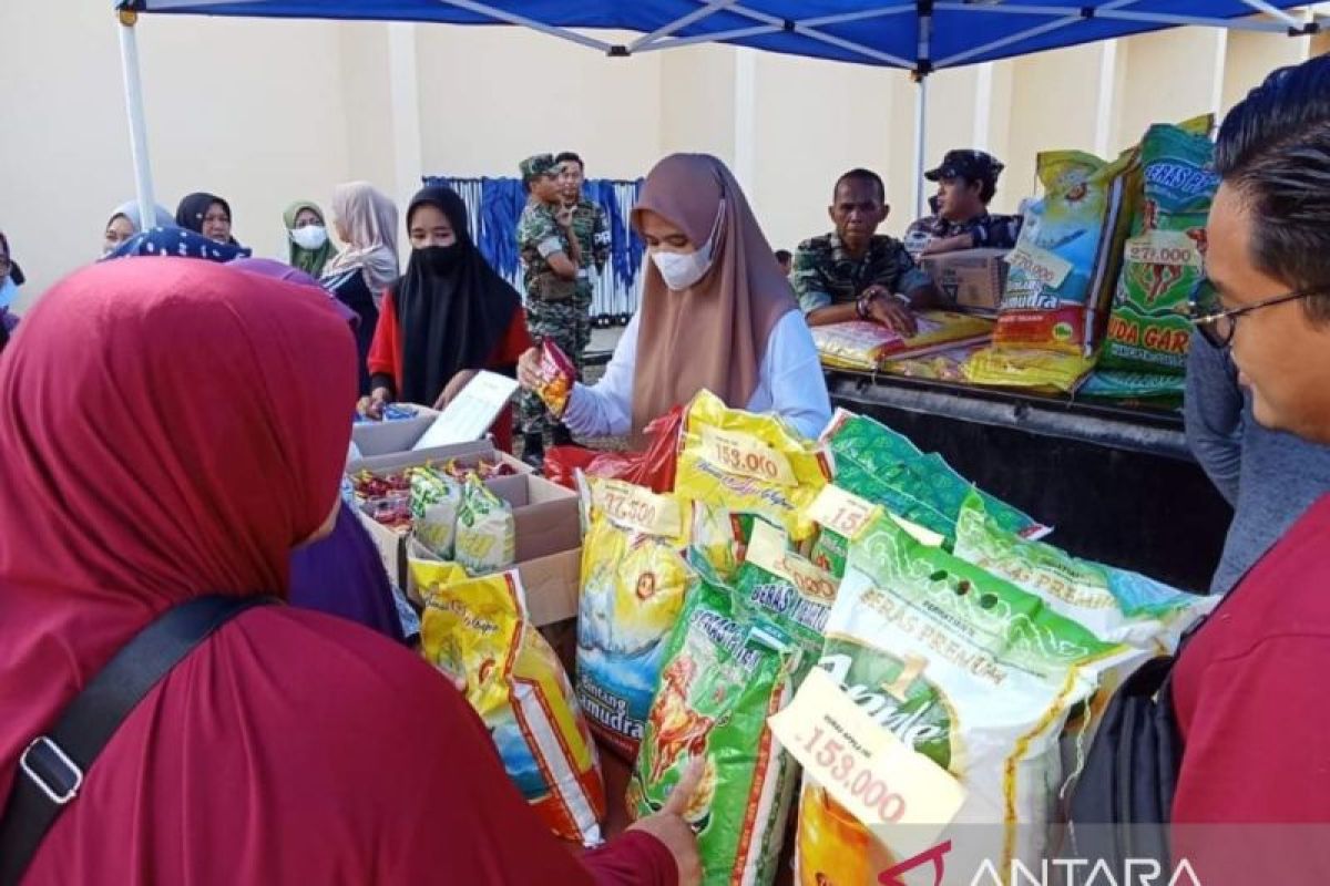 TNI Belitung gelar bazar murah