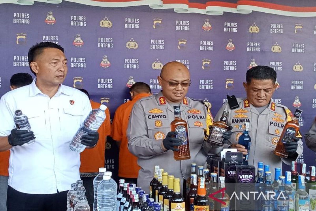 Polres Batang-Jateng musnahkan 3.636 botol miras hasil  "Pekat Candi"