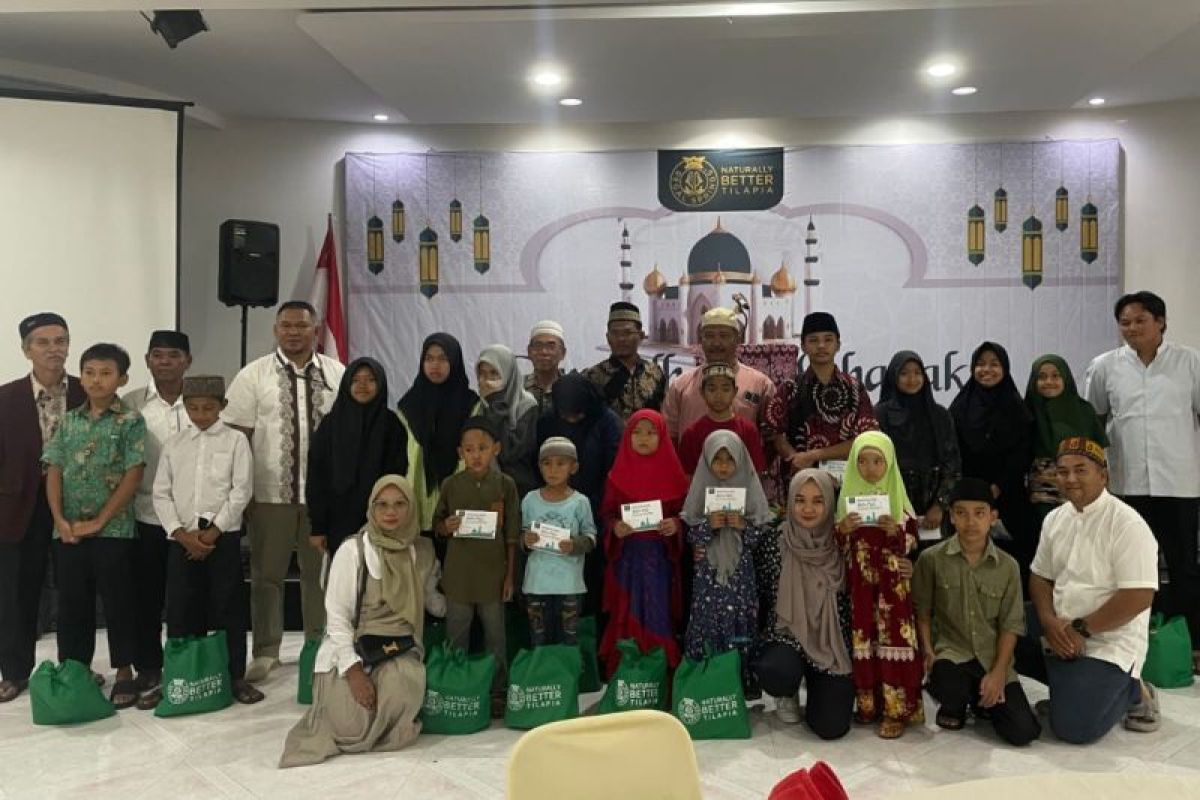 Regal Springs Indonesia bagi paket Lebaran untuk anak yatim