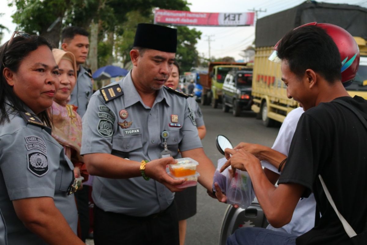 Lapas Pematang Siantar berbagi takjil kepada masyarakat