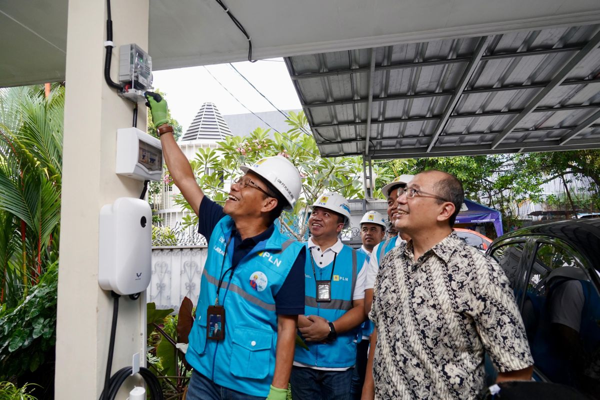 300 pengguna mobil listrik diberi "home charging"