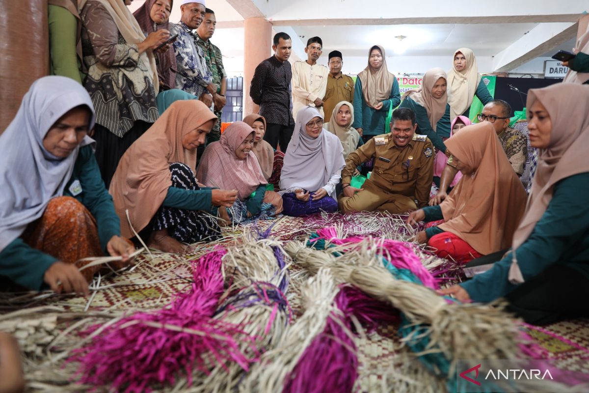 Pemkot latih perajin anyaman tingkatkan nilai tambah tikar lokal Aceh