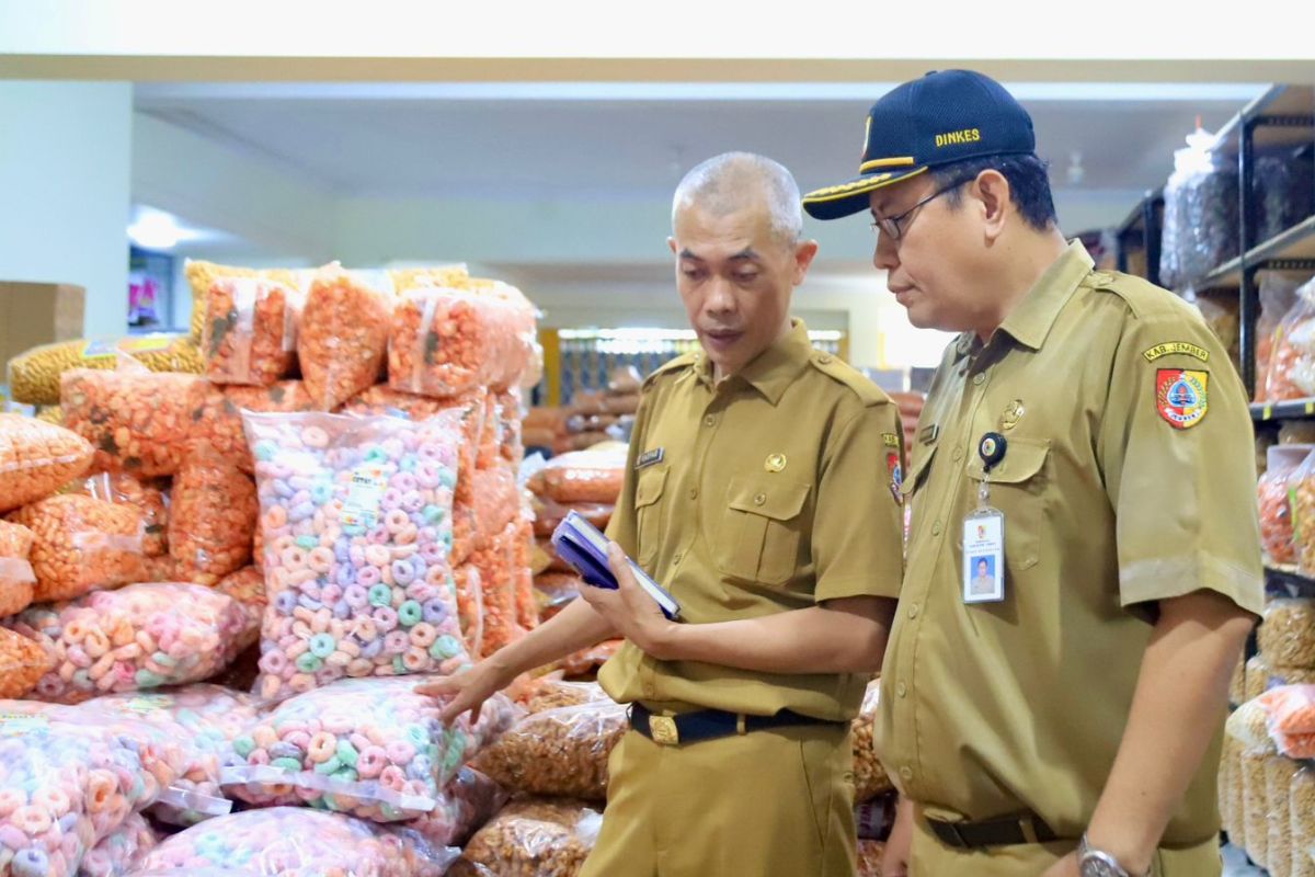 Petugas temukan makanan tak layak konsumsi saat monitoring di Jember