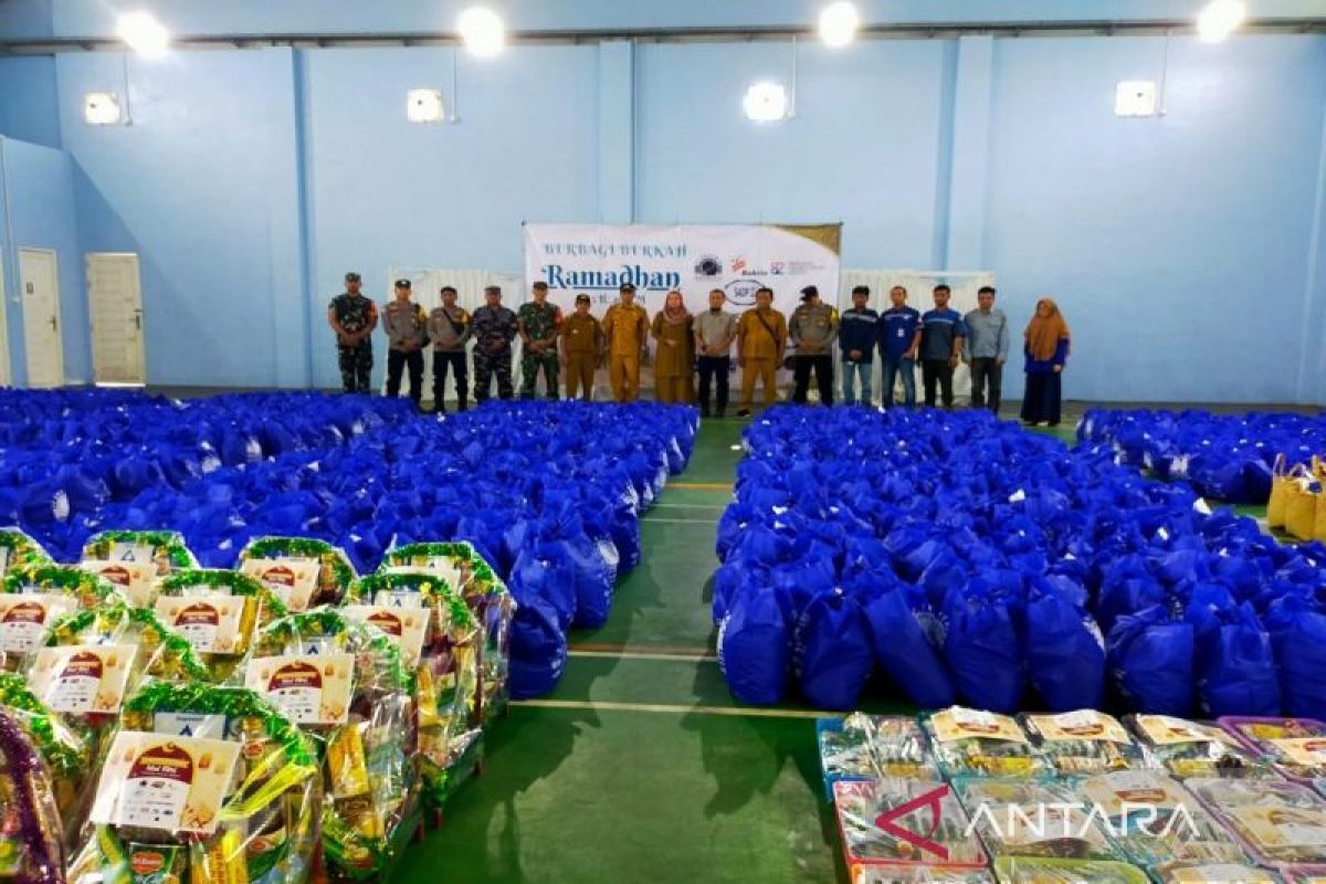 Arutmin Kotabaru distributes thousands of Ramadan food packages