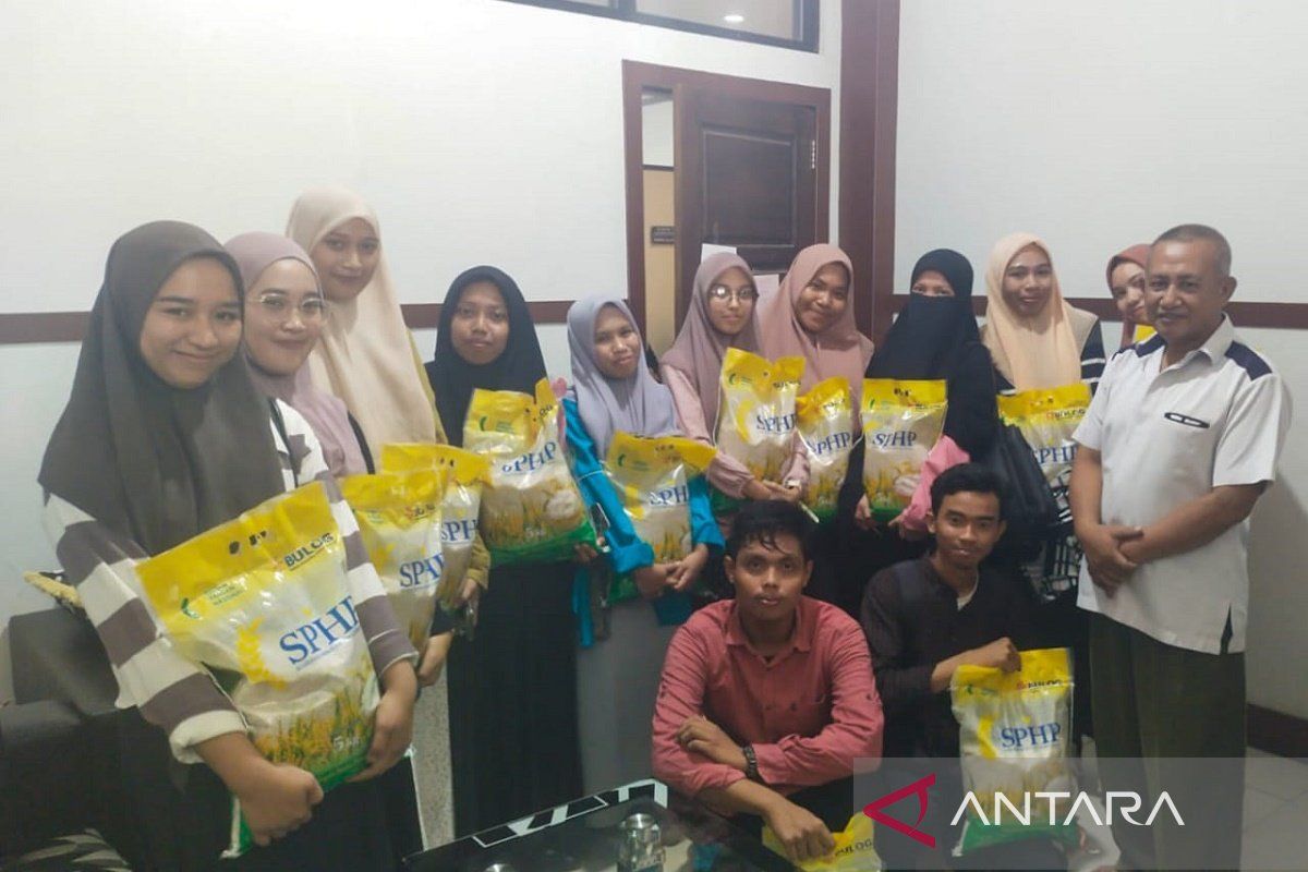 100 mahasiswa yatim IAIN Kendari terima bantuan beras Ramadhan