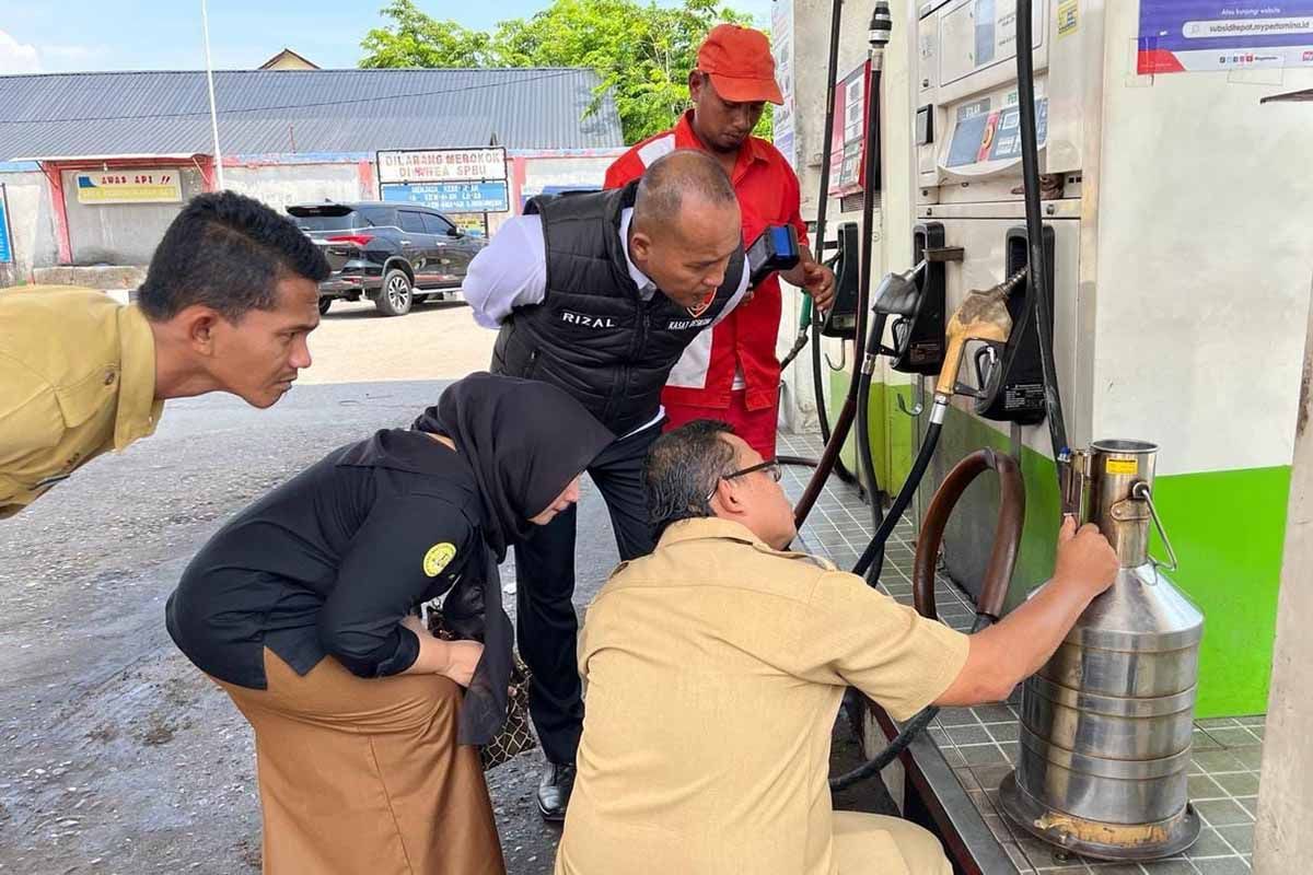 Pemkab dan kepolisian segel mesin dispenser SPBU di Aceh Timur
