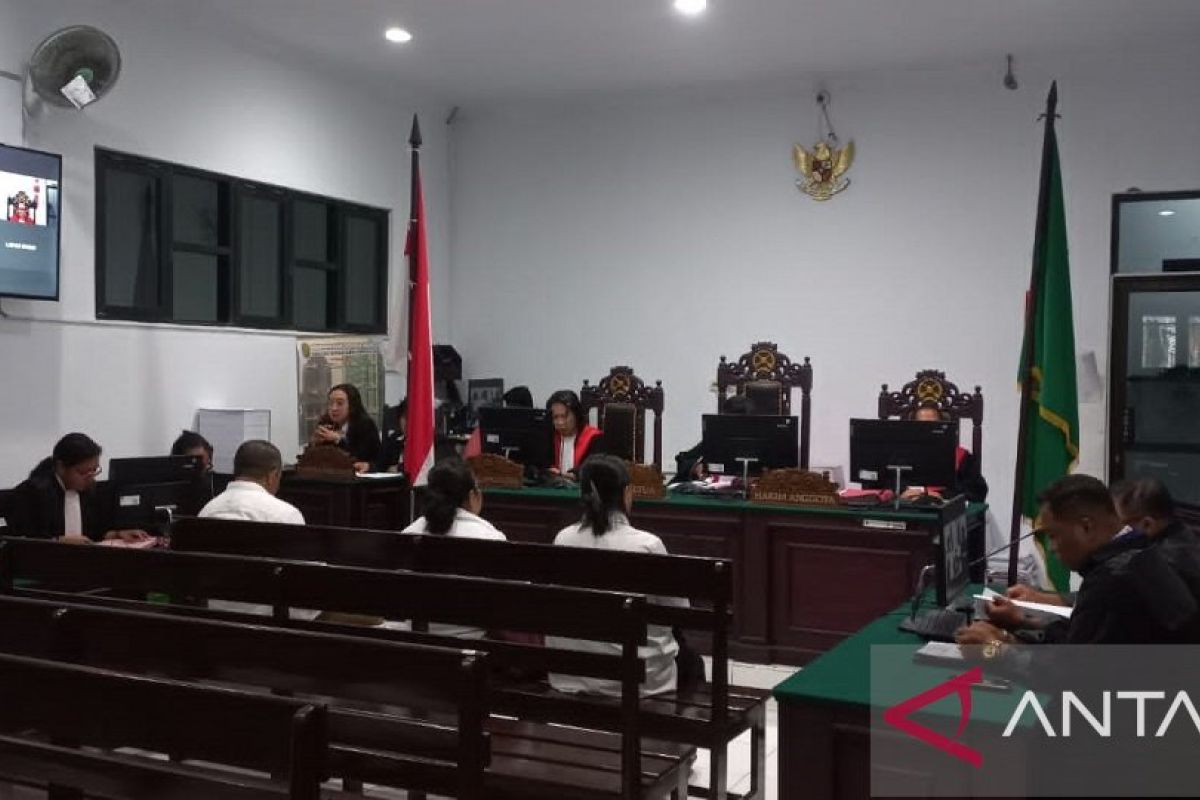 Hakim adili empat terdakwa kasus korupsi pada Dinas Kominfo  Kota  Ambon