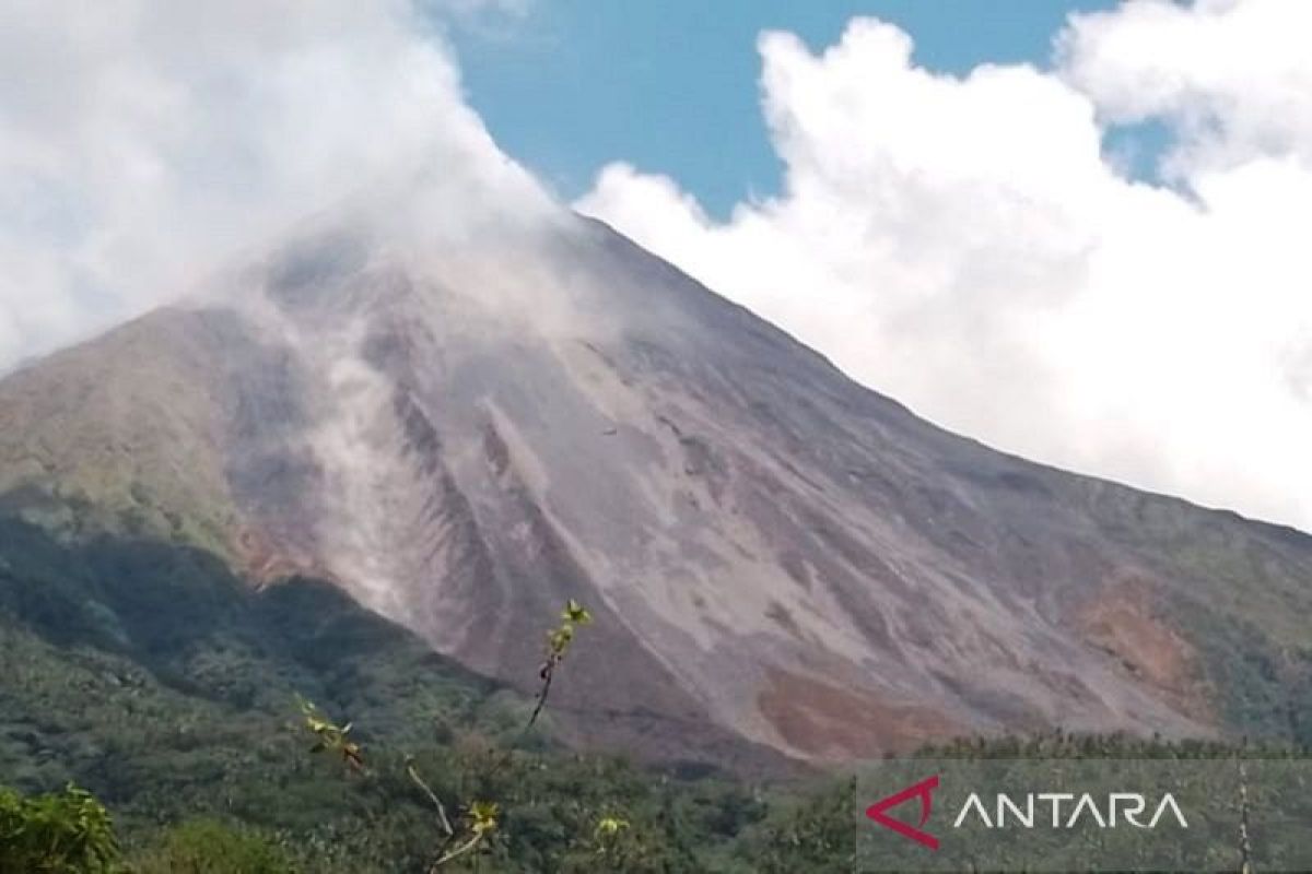 Material vulkanik erupsi Gunung Karangetang runtuh