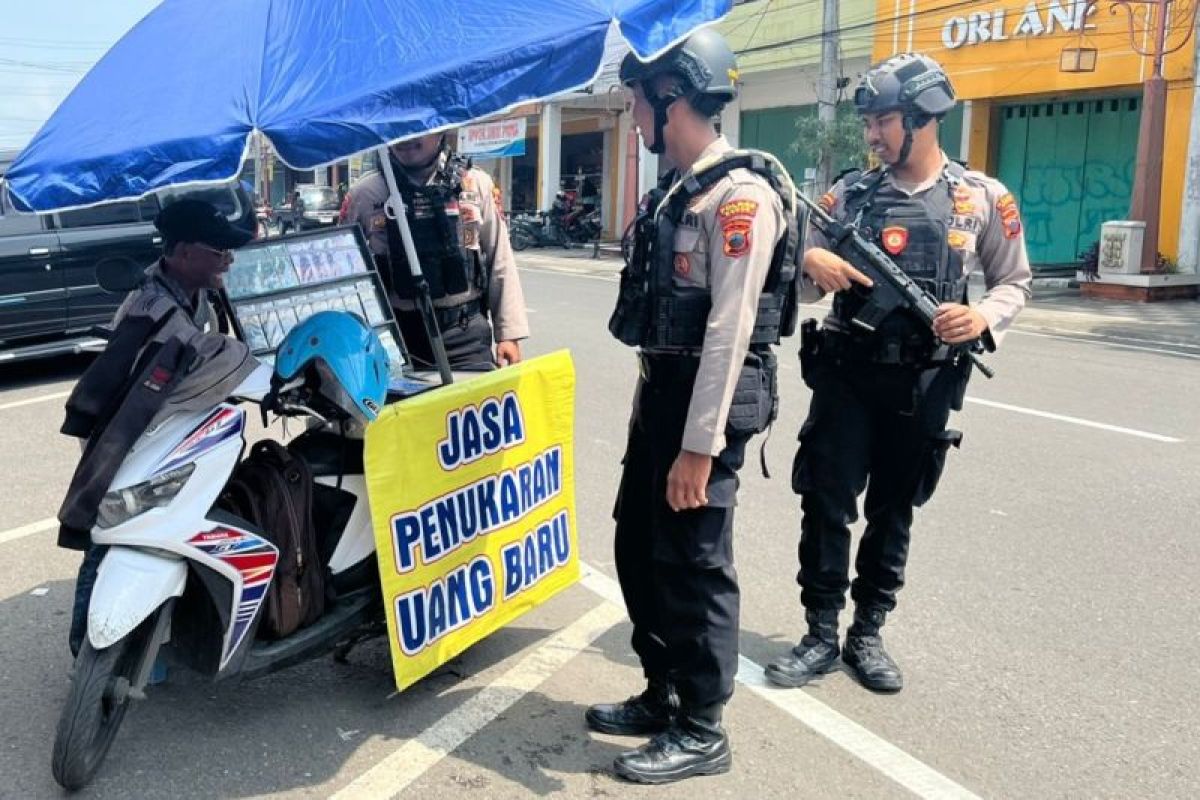 Polisi awasi jasa penukaran uang baru di tepi jalan