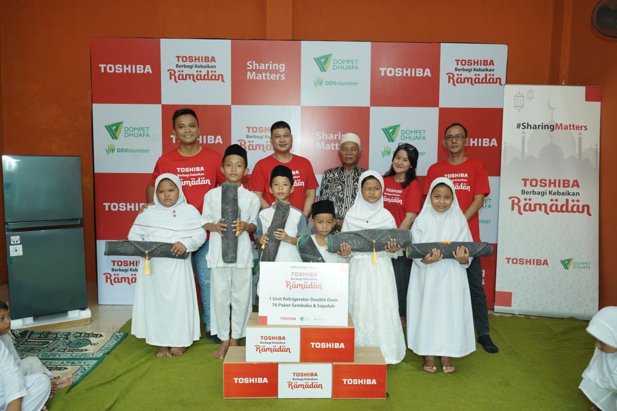 Berbagi kebaikan Ramadhan, Toshiba bagikan paket sembako ke panti asuhan