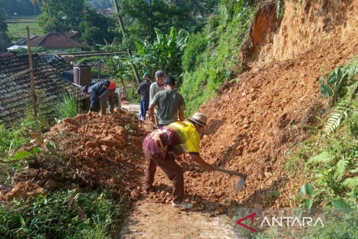 Empat KK di Cianjur dilaporkan mengungsi akibat longsor