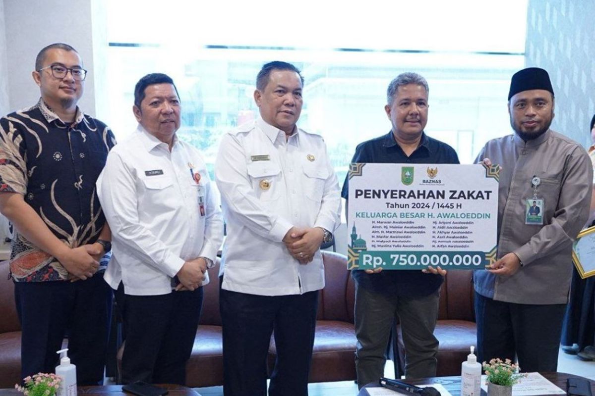 RS Awal Bros Pekanbaru serahkan zakat mal Rp750 juta ke Baznas Riau