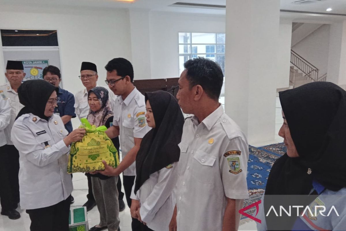 Pemkot Jambi salurkan sembako kepada PHL dan TKK