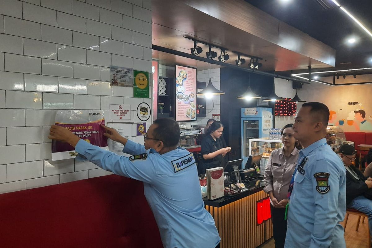 Pemkab Tangerang pasang stiker penunggak pajak restoran di Bandara Soetta