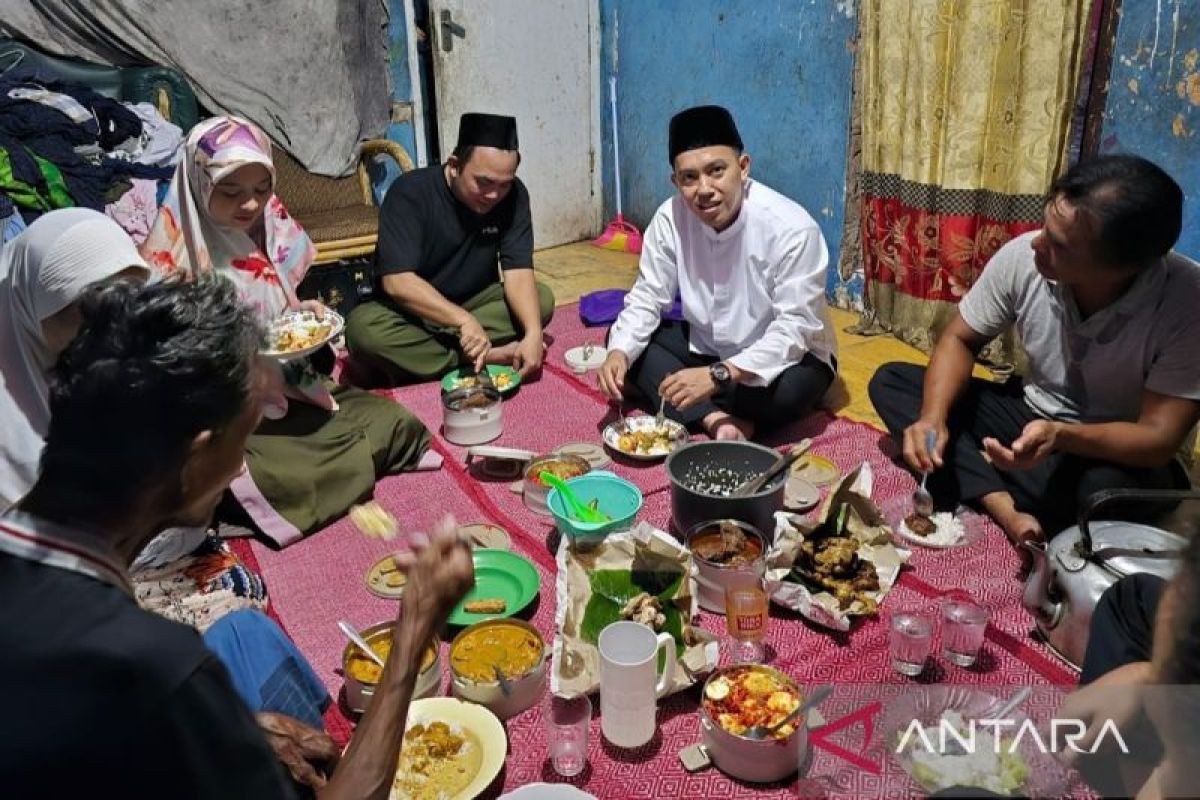 Sendi Fardiansyah sahur di rumah warga saat blusukan ke pelosok Bogor