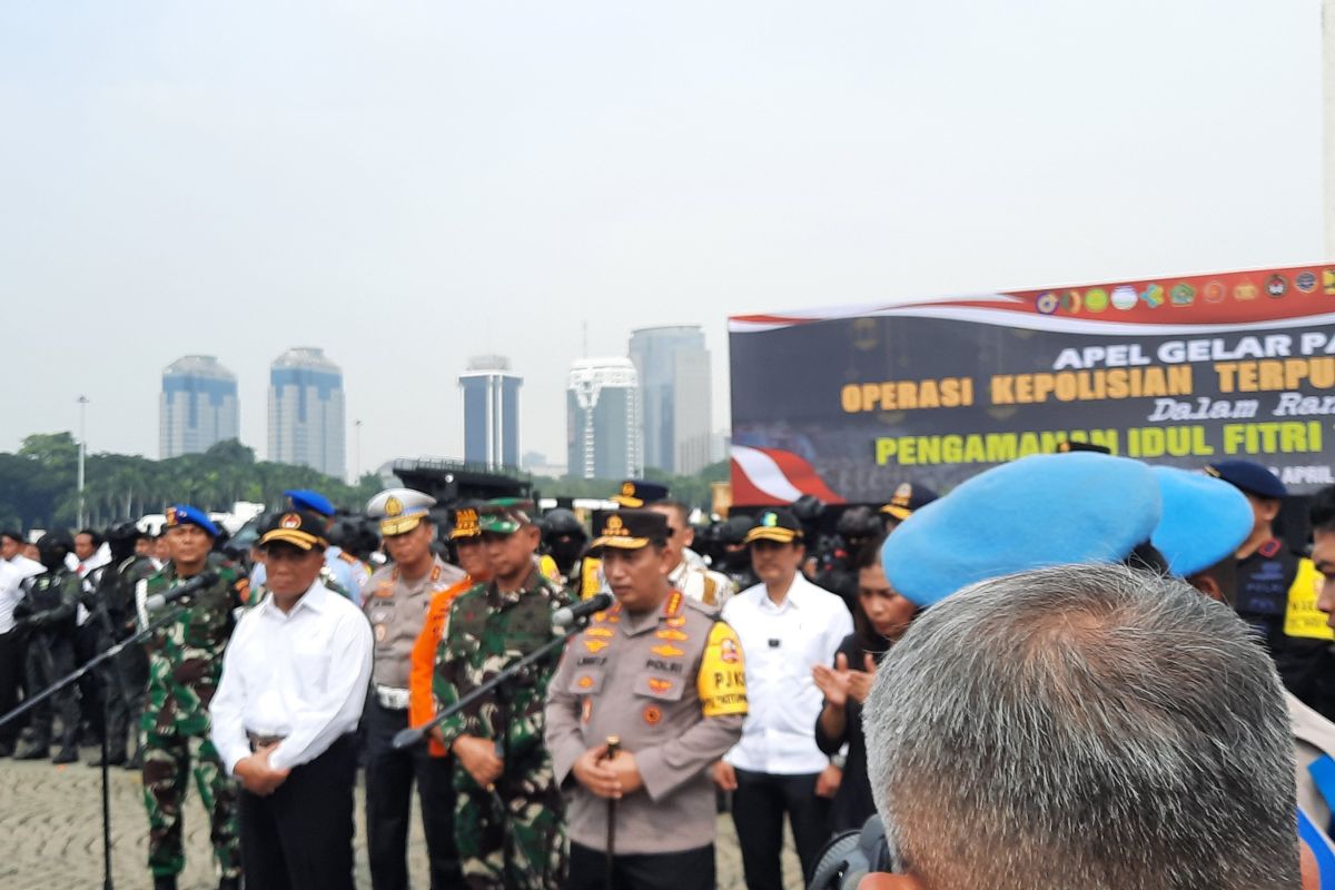 Polri Chief, TNI Commander inspect personnel for Operation Ketupat