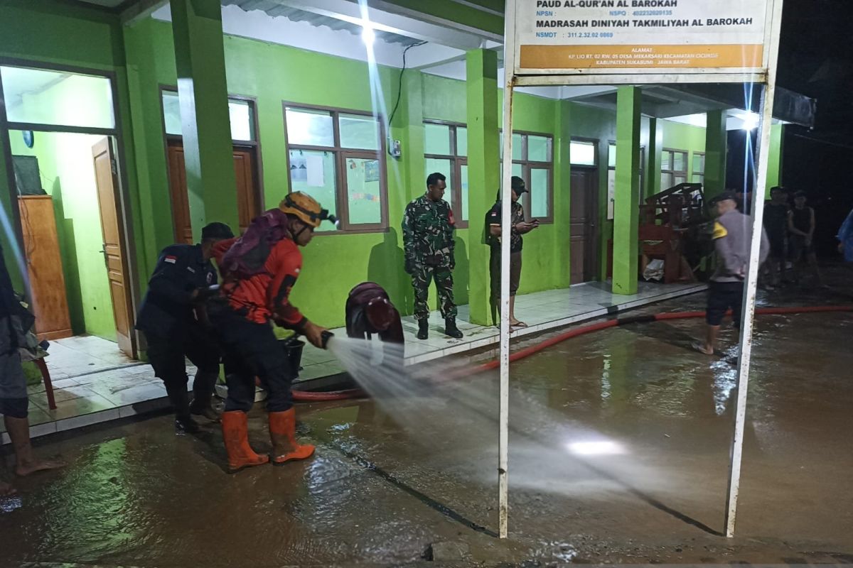 Banjir dan longsor  terjadi di wilayah utara Kabupaten Sukabumi