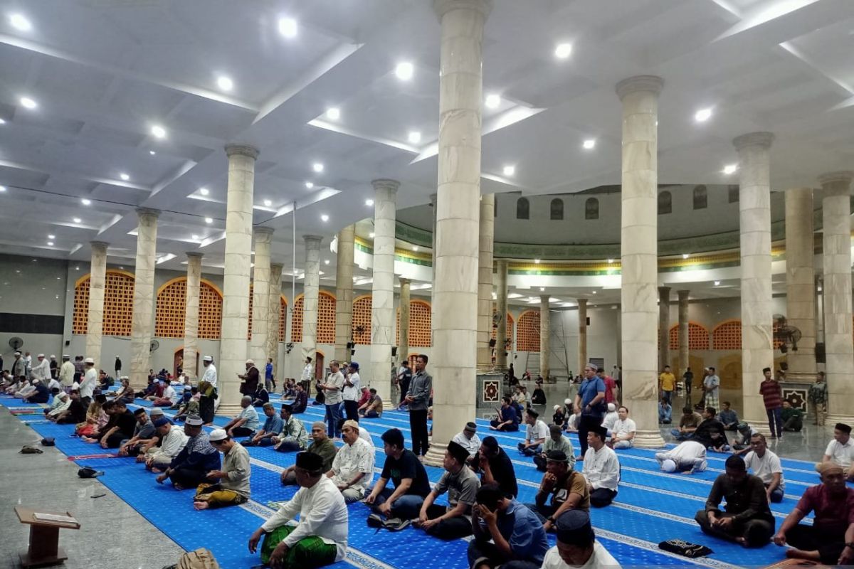 Jamaah penuhi Masjid Raya Maluku lakukan iktiikaf  pada 10 malam terakhir Ramadhan