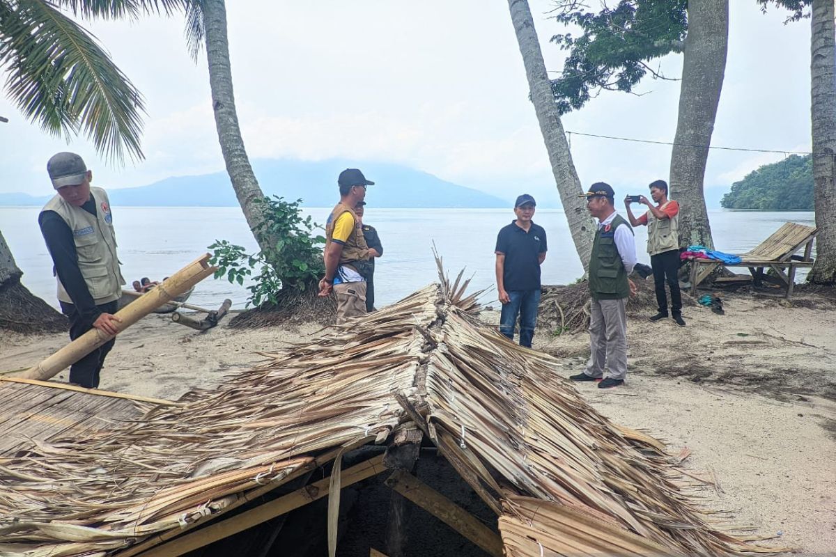 Angin kencang terjang Pantai Bidadari OKU Selatan rusak sejumlah fasum