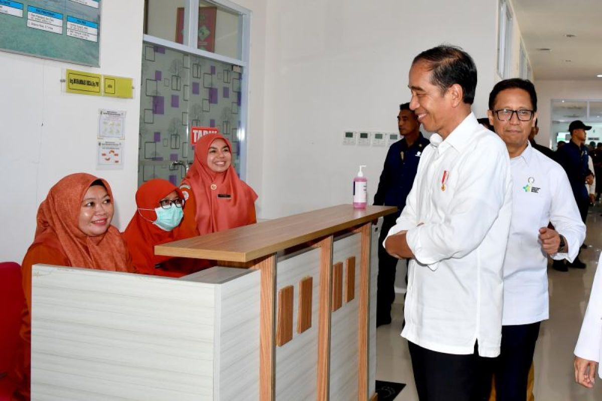Jokowi reviews facilities and services of Jambi's Tebo public hospital