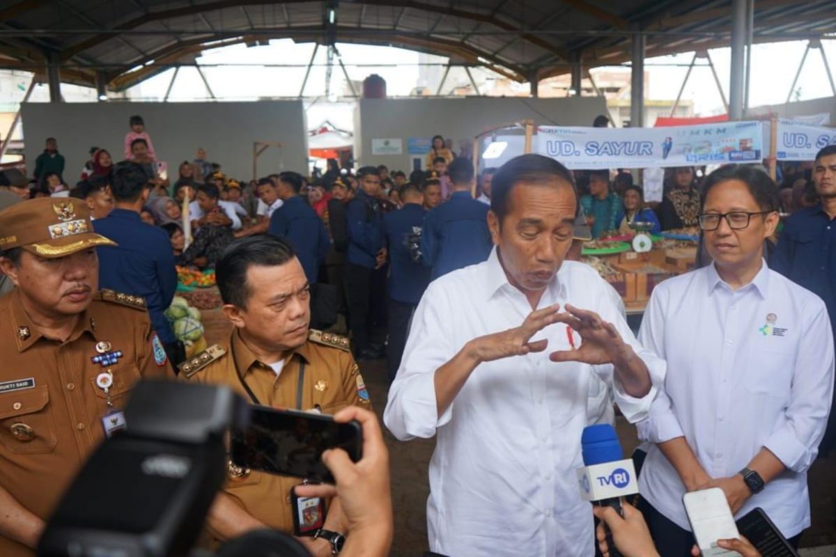 Presiden Jokowi kunjungi  pasar rakyat dan gudang Bulog di Merangin