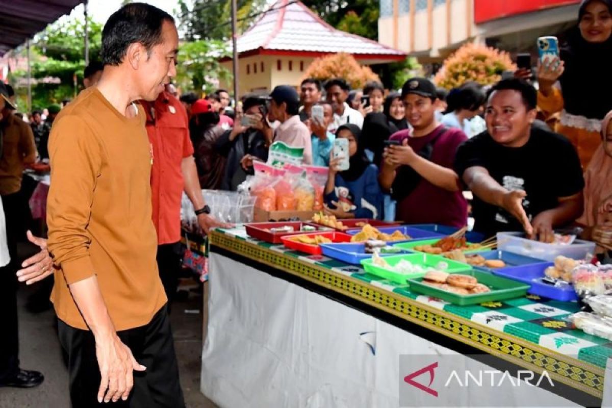 Presiden Jokowi berburu aneka takjil di Jambi