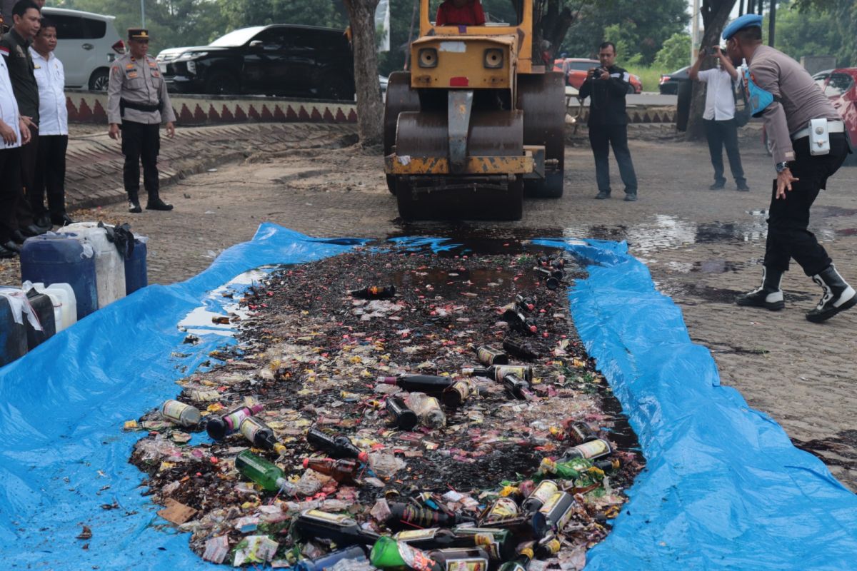 Polres Lampung Selatan musnahkan 489 botol miras