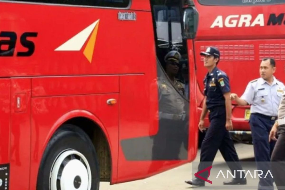 Polres Karawang periksa kelaikan kendaraan dan kesehatan sopir bus untuk mudik