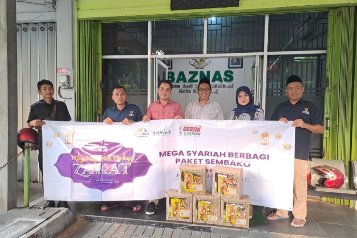 Bank Mega Syariah Semarang bagikan 100 paket sembako bagi warga kirang mampu
